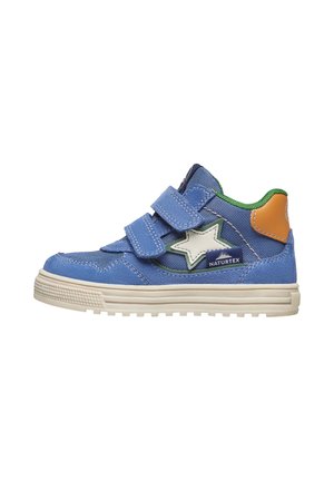 Sneaker in suede blu e tessuto con due cinturini in Velcro, un accento a stella bianca, rivestimento verde e un inserto tallonare beige. Suola in gomma con battistrada testurizzato.