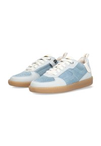 Baskets bleues et blanches en suède et cuir, bout rond, lacets crème, détails perforés et semelle en caoutchouc beige.