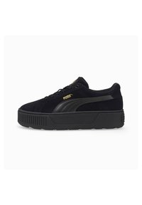 Sneaker in suede nero con una spessa suola piatta nera e accenti lucidi neri a contrasto. Presenta un logo dorato sulla linguetta e sul lato.