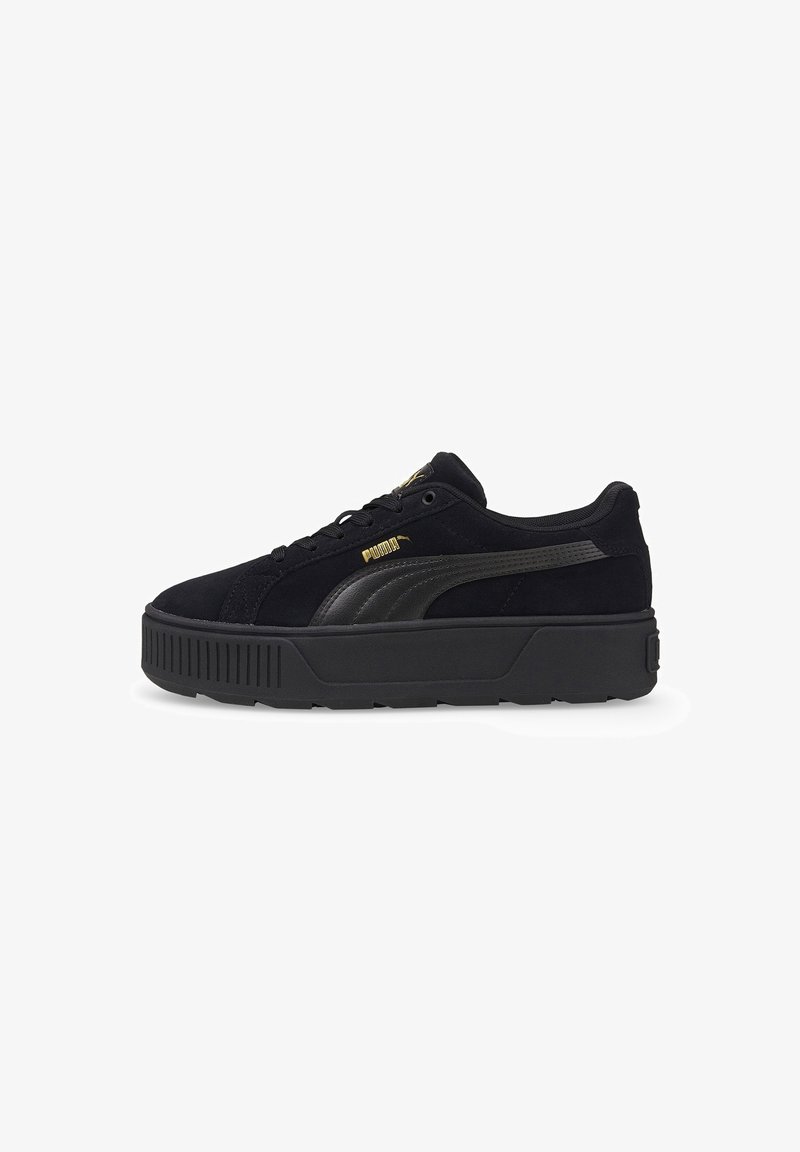 Sneaker in suede nero con una spessa suola piatta nera e accenti lucidi neri a contrasto. Presenta un logo dorato sulla linguetta e sul lato.