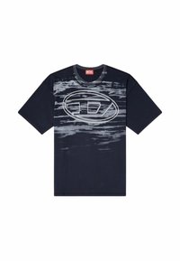 T-shirt en coton marine avec un logo graphique blanc vieilli, manches courtes, col rond et coupe décontractée. Motif texturé subtil en arrière-plan.