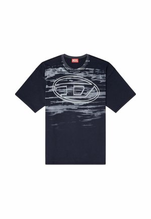 Camiseta de algodón azul marino con un logotipo gráfico desgastado en blanco, de manga corta, cuello redondo y un corte relajado. Sutil patrón texturizado en el fondo.