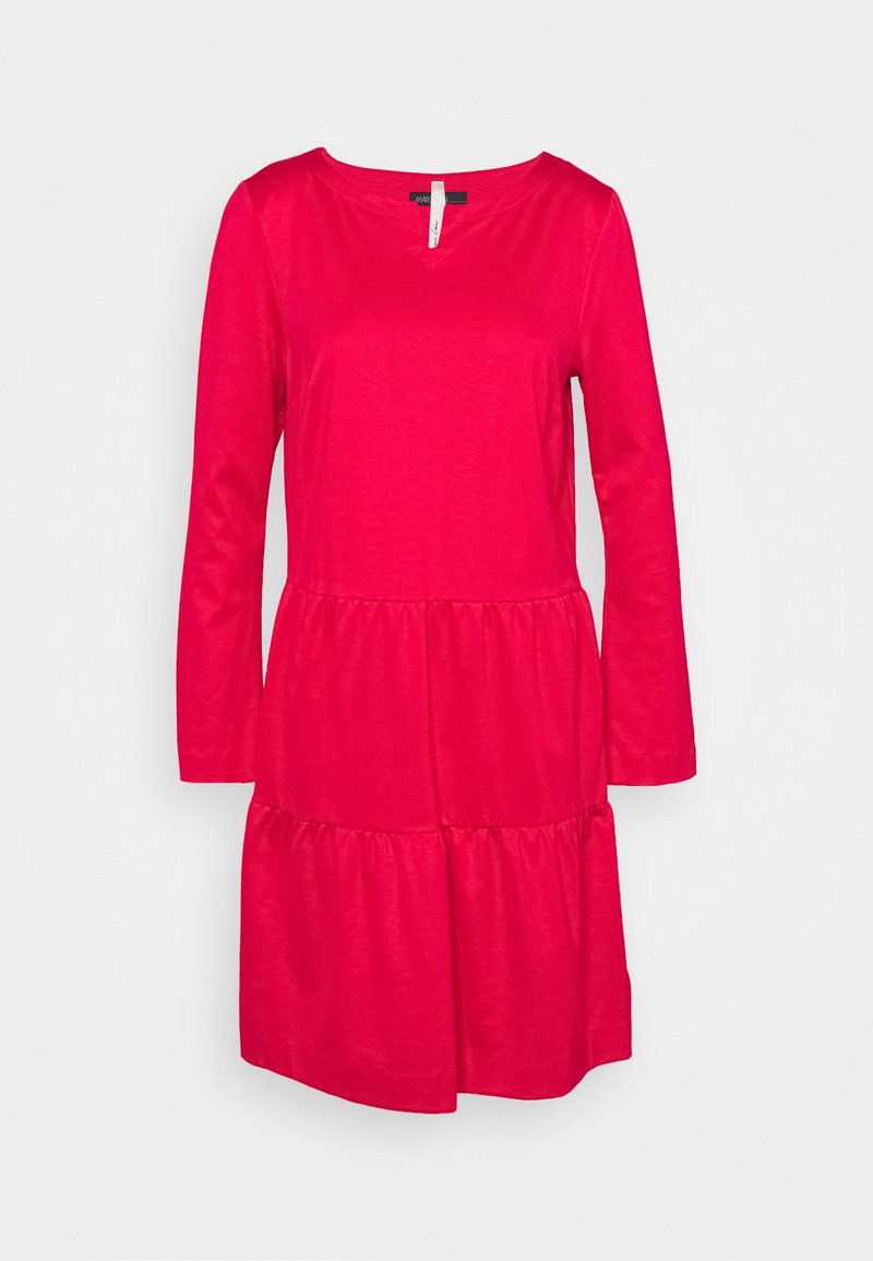 Robe rouge en coton avec manches longues, col en V, design à volants et taille froncée. Texture lisse, longueur genou, accessoires minimalistes.