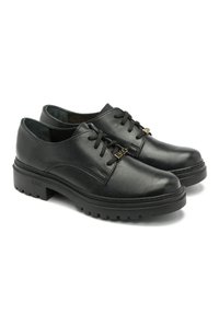 Pantofi din piele neagră cu o finisare lucioasă, cu vârfuri rotunde, design cu șireturi și talpă groasă. Prezintă un mic accent auriu cu logo.