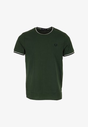 Donkergroen T-shirt met korte mouwen en witte biezen aan de kraag en mouwen, met een klein zwart geborduurd logo op de borst.