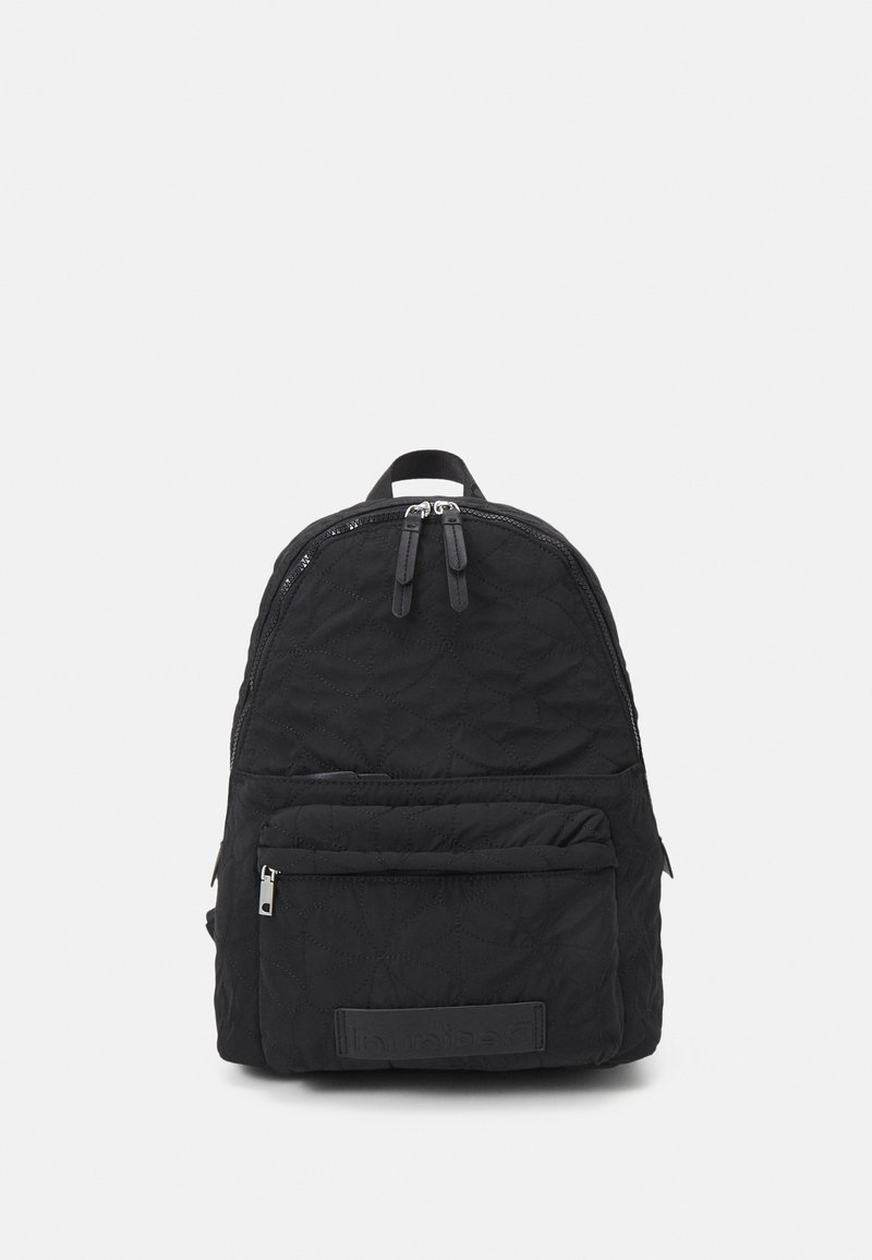 Czarny pikowany plecak z główną komorą zamykaną na zamek, przednią kieszenią i uchwytem do noszenia na górze. Teksturowany materiał z naszywką logo.