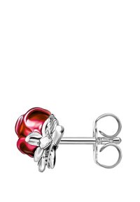 Rote Glasrose Ohrstecker mit silberfarbenen Metallblätter-Akzenten. Das Design zeichnet sich durch detaillierte Blütenblatttexturen und einen einfachen Stecker-Verschluss aus.