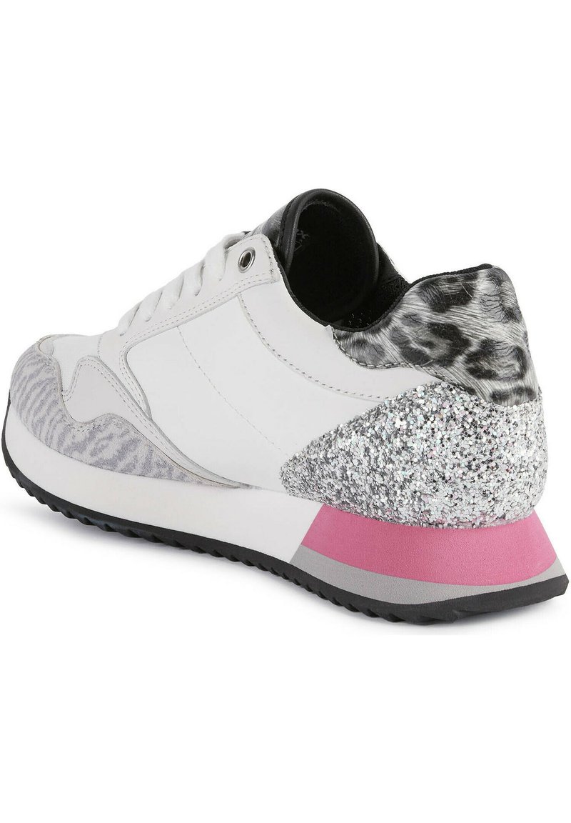 Sneaker bianco con sovrapposizione a motivo grigio e nero texturizzato, tallone con glitter metallico e un accento rosa sulla suola.