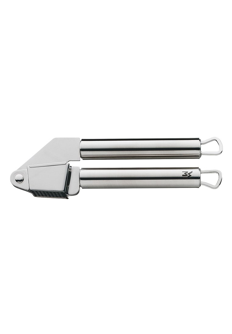 Knoblauchpresse aus Edelstahl mit flachem, schrägem Kopf, zwei zylindrischen Griffen und einer strukturierten, durchlochten Oberfläche für effektives Zerkleinern.