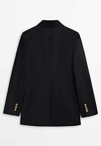 Blazer noir présentant un tissu lisse, une coupe structurée, des poignets à deux boutons avec des accents dorés et un col cranté classique.