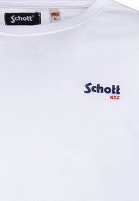 Weißes Baumwoll-T-Shirt mit Rundhalsausschnitt, kurzen Ärmeln und einem kleinen gestickten Logo in Navy und Rot auf der linken Brustseite.