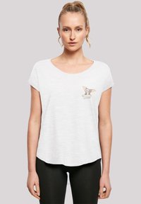 Weißes, kurzärmeliges T-Shirt aus weichem Stoff mit einem kleinen gedruckten Motiv eines Hundes auf der linken Brust. Runder Halsausschnitt.