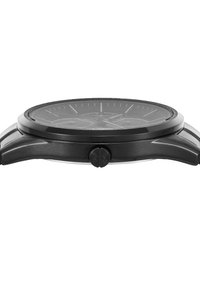 Schwarze analoge Armbanduhr mit rundem Gehäuse, strukturiertem Lünettenring und zwei Druckknöpfen an der Seite; minimalistisches Ziffernblatt mit weißen Stundenmarkierungen.