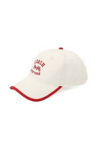 Crèmekleurige baseballpet met rode accenten, voorzien van "COACH" en "NEW YORK" in het rood geborduurd. Gemaakt van stof met een gebogen klep.