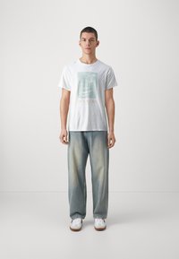 DOCKERS GRAPHIC TEE - Triko s potiskem - lucent white