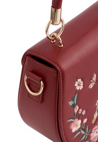 Borsa a tracolla rossa in pelle sintetica con hardware dorato, ricami floreali e una forma strutturata. Presenta una maniglia superiore e una tracolla regolabile.