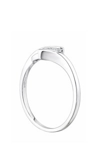 Sudraba gredzens ar gludu, pulētu joslu, kam virsū ir taisnstūra forma, kurā ierakti vairāki mazi caurspīdīgi akmeņi. Minimalistiskais dizains.