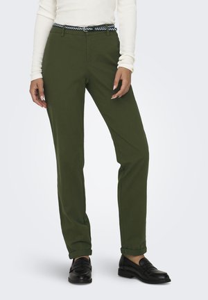 Pantalones verdes oliva hechos de tela liviana, con un corte recto, cintura con cinturón y un cinturón a rayas, y puños doblados.