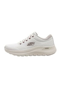 Zapatilla deportiva blanca con una parte superior de malla texturizada, acentos cosidos y una suela acolchada. Presenta tecnología ArchFit para soporte.