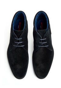 Chaussures à lacets en daim noir avec une texture lisse, un bout arrondi et une doublure intérieure bleu contrastante. Présentent un design minimaliste.