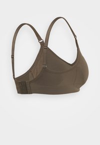 Sutiã castanho com alças ajustáveis, uma textura suave e uma forma triangular. Apresenta um fecho de gancho e olho com detalhes em relevo na faixa.