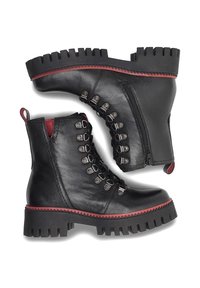 Černé kožené vojenské boty s silnými, odolnými podrážkami, červeným lemem, kovovými očky, šňůrkami, bočním zipem a poutkem na bílém pozadí.