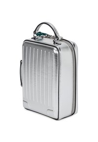 Srebrna metaliczna walizka o teksturowanej powierzchni, z pionowymi rowkami, górną rączką i zamkiem błyskawicznym. Kompaktowy prostokątny kształt.