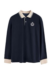 Marineblå langærmet polo shirt med en beige krave, der har et logo på brystet og kontraststribede detaljer på kraven og manchetterne.