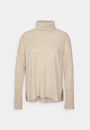 Bež, pleteni pulover s turtleneck ovratnikom, dolgimi rokavi, ohlapnim krojem, stranskimi razpoki in gladko teksturo.