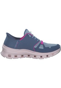 Baskets de sport avec une tige en maille navy respirante ornée de touches de rose, une semelle légère rose pâle rembourrée et des détails réfléchissants subtils.