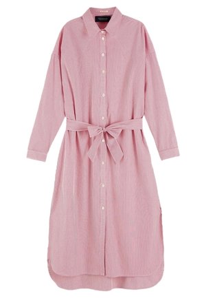 Robe chemise à manches longues, rayée rose et blanche, avec des boutons sur le devant et une ceinture en tissu assorti nouée à la taille.