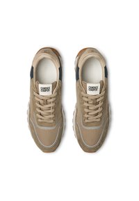 Baskets beiges présentant un mélange de matériaux avec des accents texturés, des détails en mesh et des semelles en caoutchouc marron. Lacets et logo sur la languette.