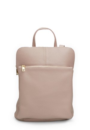 Hellrosa Leder-Rucksack mit strukturiertem Finish, ausgestattet mit einer Front-Reißverschluss-Tasche und zwei oberen Griffen zum Tragen.