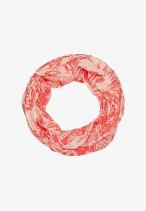 Écharpe infinity rose clair et corail avec motif abstrait de feuilles, disposée en boucle circulaire sur fond blanc.