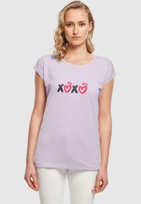 Merchcode VALENTINES DAY - XOXO EXTENDED SHOULDER  - T-shirts med print - lilac