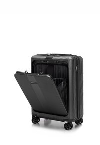 Schwarzer Hartschalenkoffer mit geriffelter Oberfläche und Reißverschlussöffnung. Das Innere ist mit einem gestreiften Futter ausgestattet und verfügt über mehrere Fächer zur Organisation.