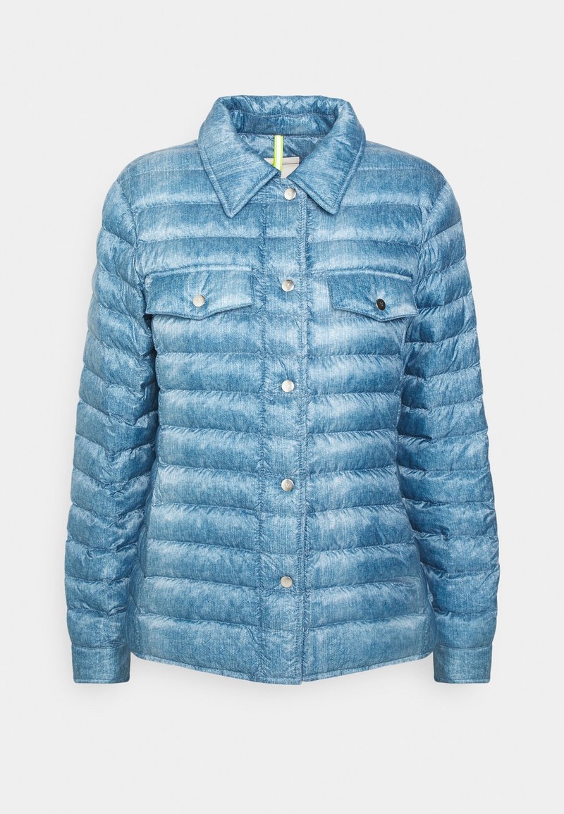Veste matelassée bleu clair avec rembourrage horizontal, col pointu, fermeture à boutons-pression et deux poches poitrine à rabat avec boutons.