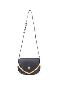 Borsa a spalla in pelle nera con superficie textured, caratterizzata da un design curvo e un pannello inferiore a contrasto con dettagli dorati. Include una tracolla regolabile.