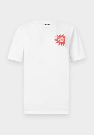 Balta īsroku T-krekls ar sarkanu saules grafiku un tekstu "Santa Cruz" uz kreisā augšējā krūtīm.