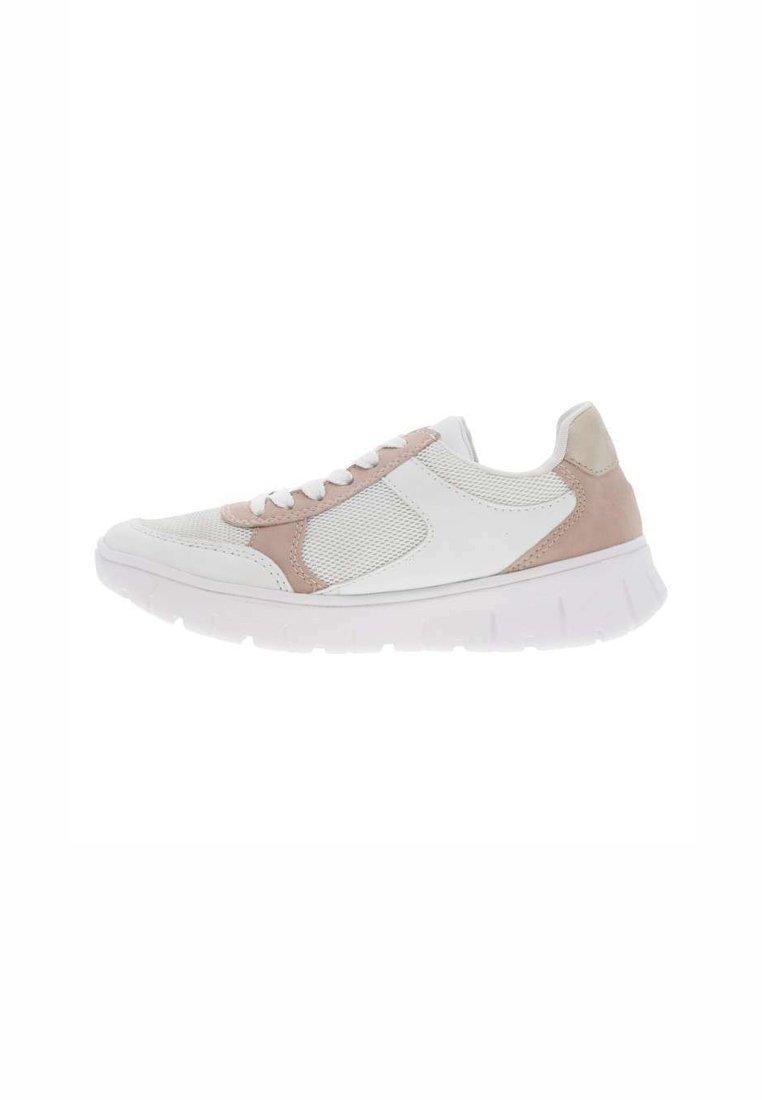 Baskets en maille blanche et suédine avec des accents rose pâle, bout rond et semelle en caoutchouc plate. Présente des lacets et des détails en panneaux latéraux texturés.
