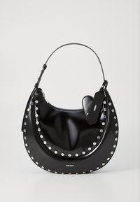 Sac à main en cuir verni noir avec une forme incurvée, des clous argentés le long du bord, et une fermeture éclair. Comprend une étiquette détachable avec le logo.