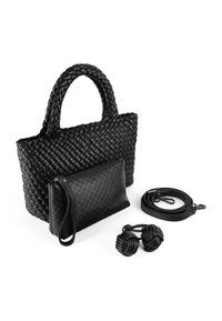 Svart vävd handväskeset med tote, zippered clutch, avtagbar rem och två knutstilsaccessoarer på en vit bakgrund.