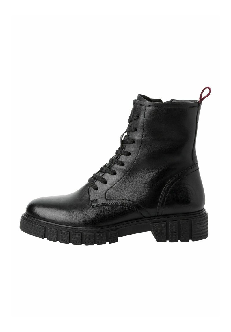 Botín de cuero negro con diseño de cordones, puntera redondeada, cuello acolchado y suela de goma con surcos texturizados y una lengüeta trasera.