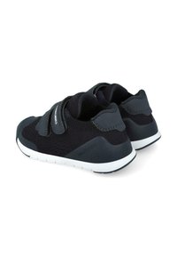 Scarpe sportive nere con tomaia in rete, doppie fascette a strap, colletto imbottito e suola in gomma bianca. Design durevole e leggero.
