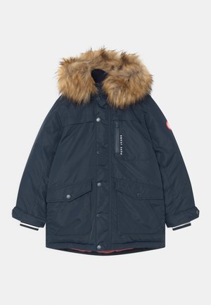 Parka d'hiver bleu marine foncé avec large bordure de capuche en fausse fourrure marron, poche poitrine zippée, deux poches à rabat et poignets à boutons.