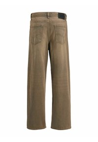 Brune jeans med vide ben med to baglommer og et sort mærke på linningen, vist bagfra på en hvid baggrund.