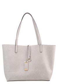 Sac cabas en similicuir gris avec deux poignées, une base plate, des coutures discrètes, des accents de ferrures dorées et un détail d'étiquette suspendue.