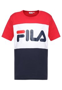 Červené, bílé a námořnické modré tričko Fila s barevnými bloky; má kulatý výstřih a výrazné logo v námořnické barvě. Vyrobeno z měkké bavlny.