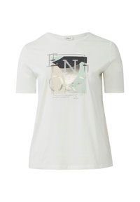 Weißes T-Shirt mit kurzen Ärmeln, bedruckt mit abstrakten geometrischen Formen und verstreuten Buchstaben in Schwarz, Beige, Blau und silberner Folienpräge auf der Vorderseite.