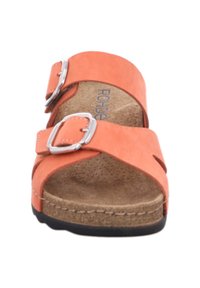 Sandales en cuir orange avec deux brides réglables, boucles en argent et semelle intérieure en liège texturé et rembourré. Semelle extérieure en caoutchouc noir.